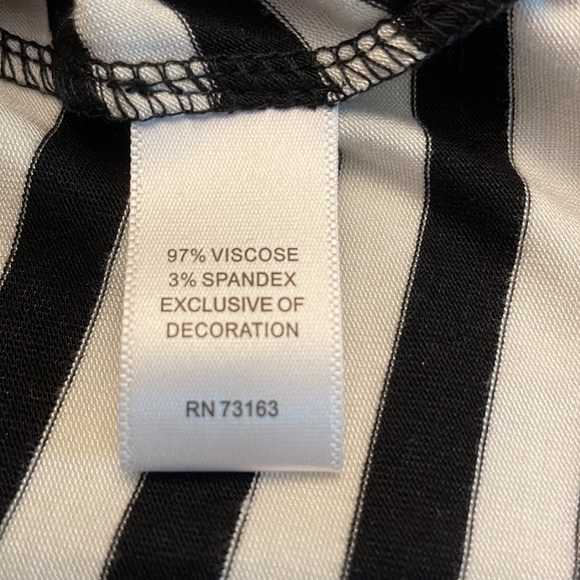 NWT. Cable & Gauge Striped Short Sleeved Tunic Top. Size M. - Picture 5 of 7